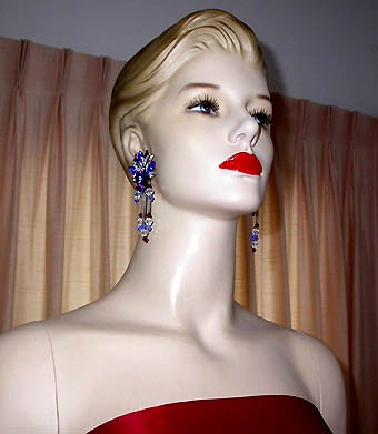 a beautiful VINTAGE COSTUME ESTATE ANTIQUE JEWELRY EARRINGS unsigned