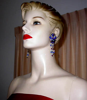 a beautiful VINTAGE COSTUME ESTATE ANTIQUE JEWELRY EARRINGS unsigned