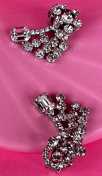 a beautiful VINTAGE COSTUME ESTATE ANTIQUE JEWELRY EARRINGS unsigned