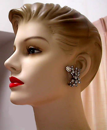 a beautiful VINTAGE COSTUME ESTATE ANTIQUE JEWELRY EARRINGS unsigned