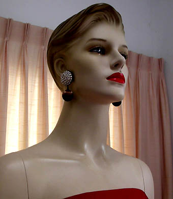 a beautiful VINTAGE COSTUME ESTATE ANTIQUE JEWELRY EARRINGS unsigned