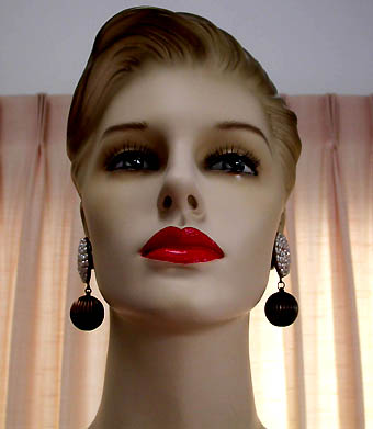 a beautiful VINTAGE COSTUME ESTATE ANTIQUE JEWELRY EARRINGS unsigned