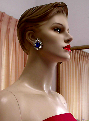 a beautiful VINTAGE COSTUME ESTATE ANTIQUE JEWELRY EARRINGS unsigned