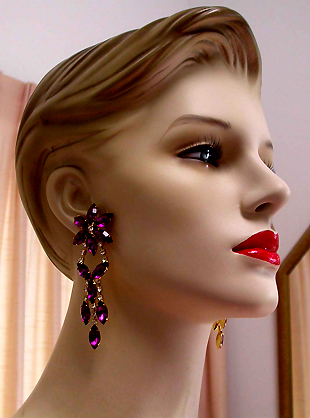 a beautiful VINTAGE COSTUME ESTATE ANTIQUE JEWELRY EARRINGS unsigned