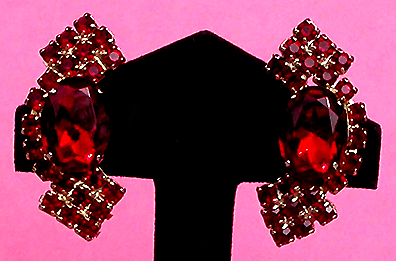 a beautiful VINTAGE COSTUME ESTATE ANTIQUE JEWELRY EARRINGS unsigned