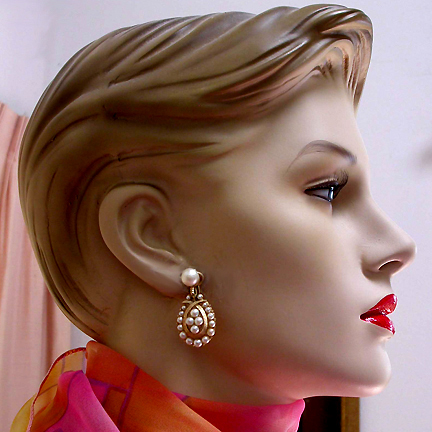 a beautiful VINTAGE COSTUME ESTATE ANTIQUE JEWELRY EARRINGS unsigned