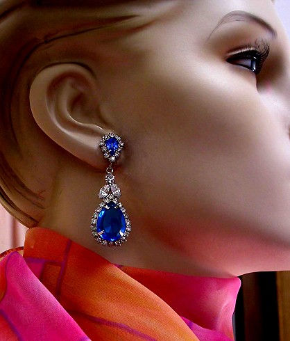 a beautiful VINTAGE COSTUME ESTATE ANTIQUE JEWELRY EARRINGS unsigned