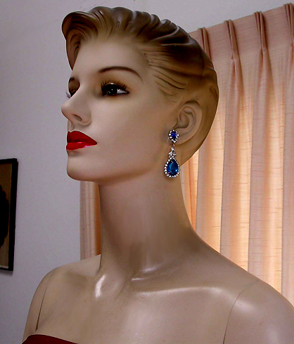 a beautiful VINTAGE COSTUME ESTATE ANTIQUE JEWELRY EARRINGS unsigned