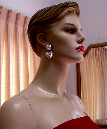 a beautiful VINTAGE COSTUME ESTATE ANTIQUE JEWELRY EARRINGS unsigned