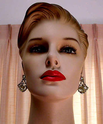a beautiful VINTAGE COSTUME ESTATE ANTIQUE JEWELRY EARRINGS unsigned