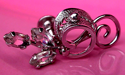 a beautiful VINTAGE COSTUME ESTATE ANTIQUE JEWELRY EARRINGS unsigned