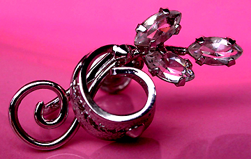 a beautiful VINTAGE COSTUME ESTATE ANTIQUE JEWELRY EARRINGS unsigned
