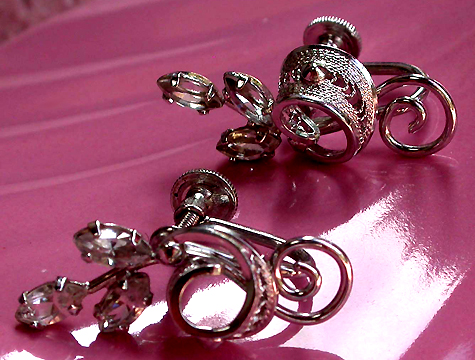 a beautiful VINTAGE COSTUME ESTATE ANTIQUE JEWELRY EARRINGS unsigned