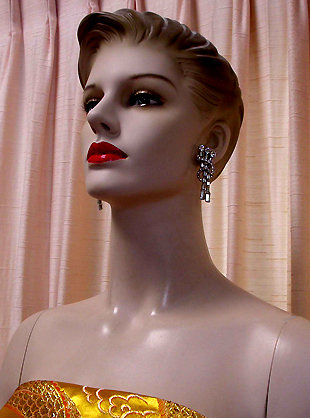 a beautiful VINTAGE COSTUME ESTATE ANTIQUE JEWELRY EARRINGS unsigned