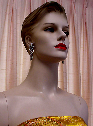 a beautiful VINTAGE COSTUME ESTATE ANTIQUE JEWELRY EARRINGS unsigned
