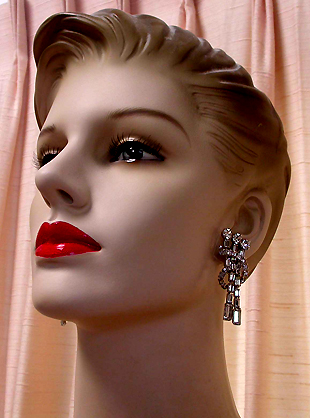a beautiful VINTAGE COSTUME ESTATE ANTIQUE JEWELRY EARRINGS unsigned