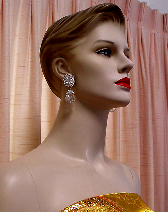 a beautiful VINTAGE COSTUME ESTATE ANTIQUE JEWELRY EARRINGS unsigned