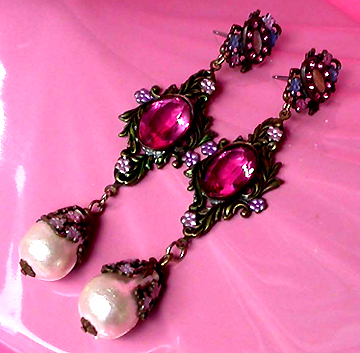 a beautiful VINTAGE COSTUME ESTATE ANTIQUE JEWELRY EARRINGS unsigned