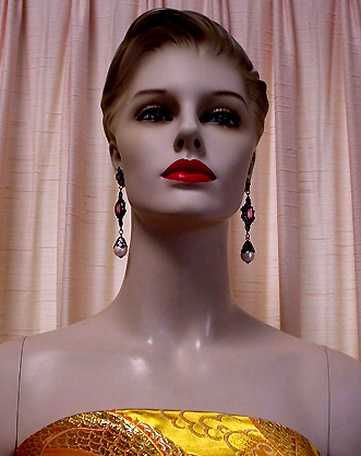 a beautiful VINTAGE COSTUME ESTATE ANTIQUE JEWELRY EARRINGS unsigned
