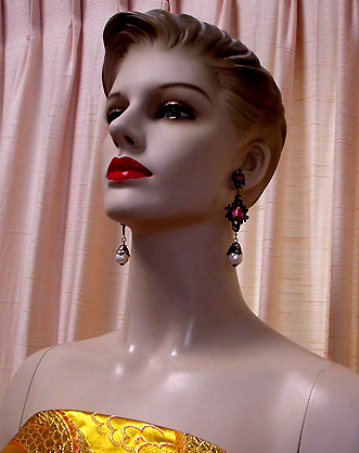a beautiful VINTAGE COSTUME ESTATE ANTIQUE JEWELRY EARRINGS unsigned