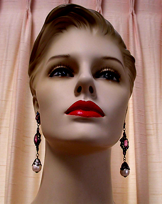 a beautiful VINTAGE COSTUME ESTATE ANTIQUE JEWELRY EARRINGS unsigned