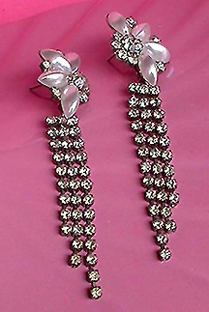 a beautiful VINTAGE COSTUME ESTATE ANTIQUE JEWELRY EARRINGS unsigned