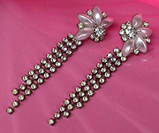 a beautiful VINTAGE COSTUME ESTATE ANTIQUE JEWELRY EARRINGS unsigned
