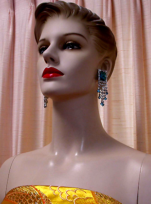 a beautiful VINTAGE COSTUME ESTATE ANTIQUE JEWELRY EARRINGS unsigned