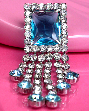 a beautiful VINTAGE COSTUME ESTATE ANTIQUE JEWELRY EARRINGS unsigned