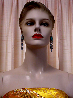 a beautiful VINTAGE COSTUME ESTATE ANTIQUE JEWELRY EARRINGS unsigned