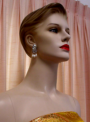 a beautiful VINTAGE COSTUME ESTATE ANTIQUE JEWELRY EARRINGS unsigned