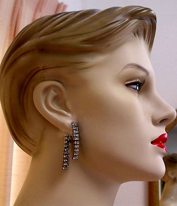 a beautiful VINTAGE COSTUME ESTATE ANTIQUE JEWELRY EARRINGS unsigned