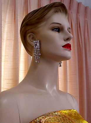 a beautiful VINTAGE COSTUME ESTATE ANTIQUE JEWELRY EARRINGS unsigned