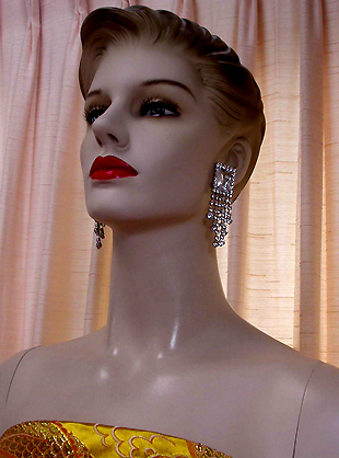 a beautiful VINTAGE COSTUME ESTATE ANTIQUE JEWELRY EARRINGS unsigned