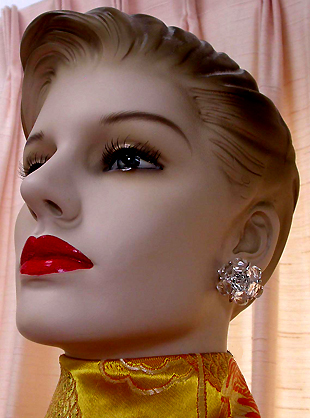 a beautiful VINTAGE COSTUME ESTATE ANTIQUE JEWELRY EARRINGS unsigned