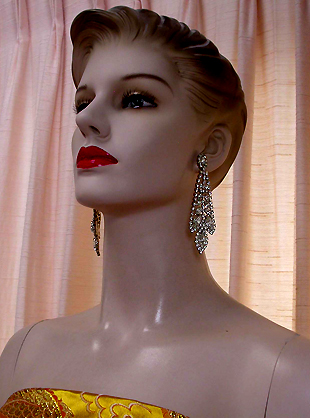 a beautiful VINTAGE COSTUME ESTATE ANTIQUE JEWELRY EARRINGS unsigned