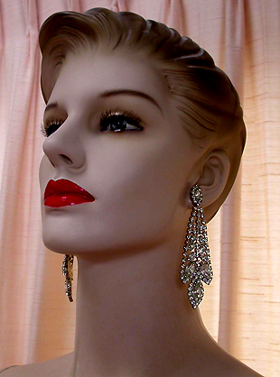 a beautiful VINTAGE COSTUME ESTATE ANTIQUE JEWELRY EARRINGS unsigned