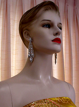 a beautiful VINTAGE COSTUME ESTATE ANTIQUE JEWELRY EARRINGS unsigned