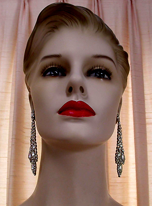 a beautiful VINTAGE COSTUME ESTATE ANTIQUE JEWELRY EARRINGS unsigned