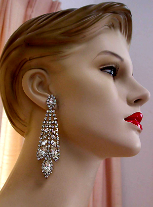 a beautiful VINTAGE COSTUME ESTATE ANTIQUE JEWELRY EARRINGS unsigned