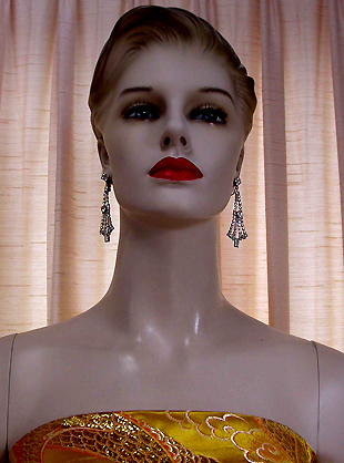 a beautiful VINTAGE COSTUME ESTATE ANTIQUE JEWELRY EARRINGS unsigned