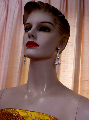 a beautiful VINTAGE COSTUME ESTATE ANTIQUE JEWELRY EARRINGS unsigned