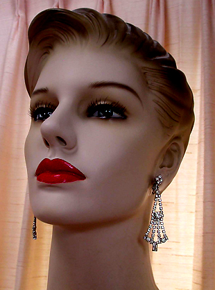 a beautiful VINTAGE COSTUME ESTATE ANTIQUE JEWELRY EARRINGS unsigned