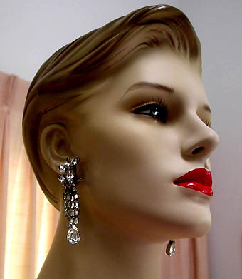 a beautiful VINTAGE COSTUME ESTATE ANTIQUE JEWELRY EARRINGS unsigned