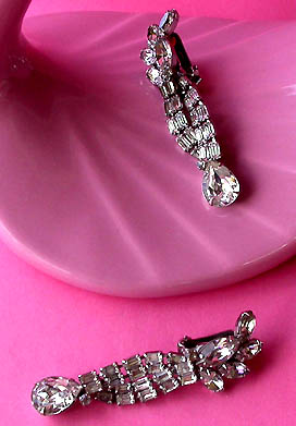 a beautiful VINTAGE COSTUME ESTATE ANTIQUE JEWELRY EARRINGS unsigned