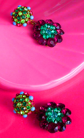 a beautiful VINTAGE COSTUME ESTATE ANTIQUE JEWELRY EARRINGS unsigned