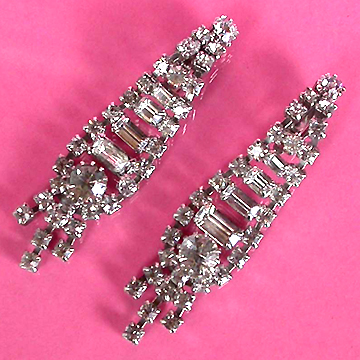 a beautiful VINTAGE COSTUME ESTATE ANTIQUE JEWELRY EARRINGS unsigned