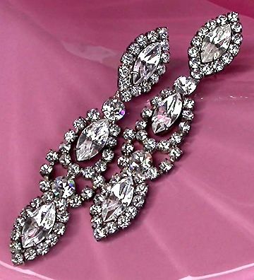 a beautiful VINTAGE COSTUME ESTATE ANTIQUE JEWELRY EARRINGS unsigned