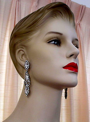 a beautiful VINTAGE COSTUME ESTATE ANTIQUE JEWELRY EARRINGS unsigned