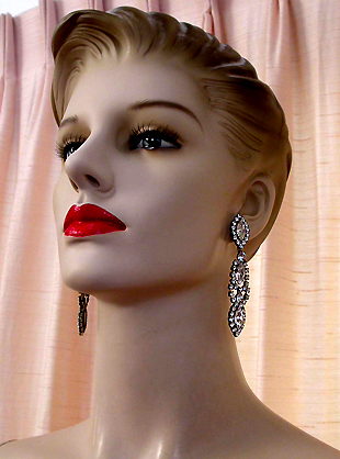 a beautiful VINTAGE COSTUME ESTATE ANTIQUE JEWELRY EARRINGS unsigned